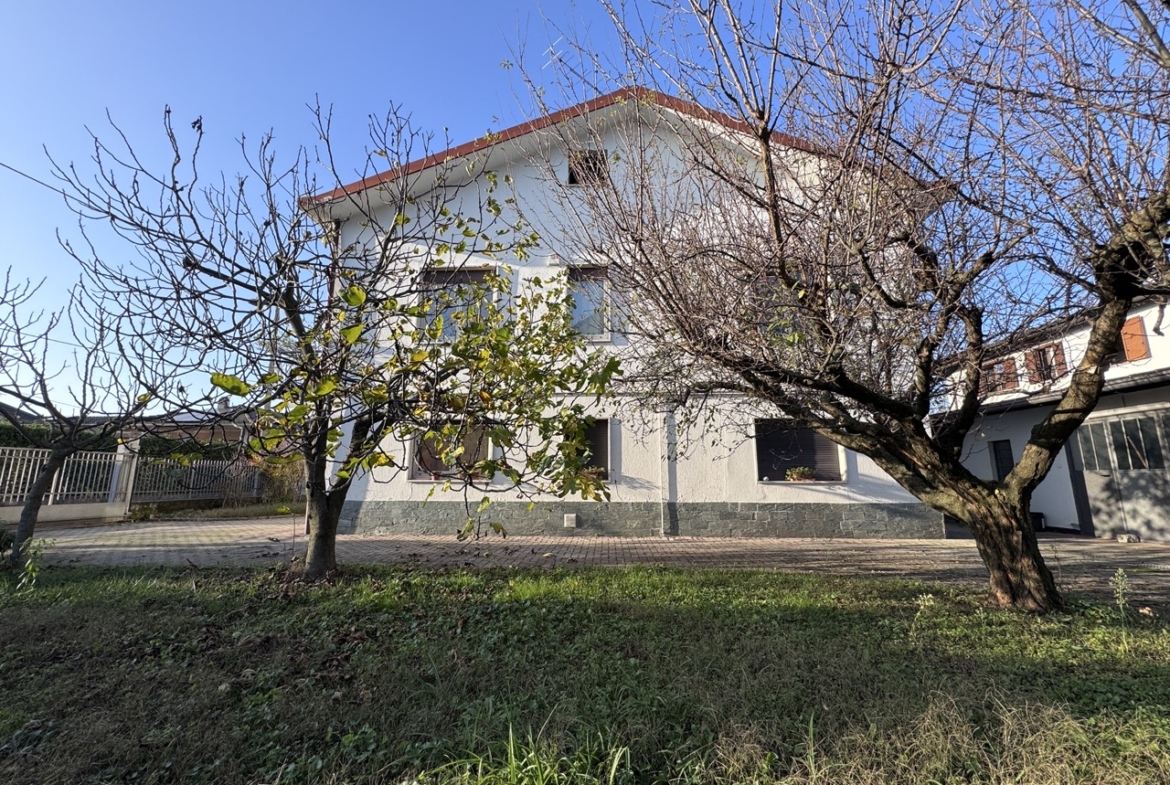 Vedano Olona vendita Villa con giardino