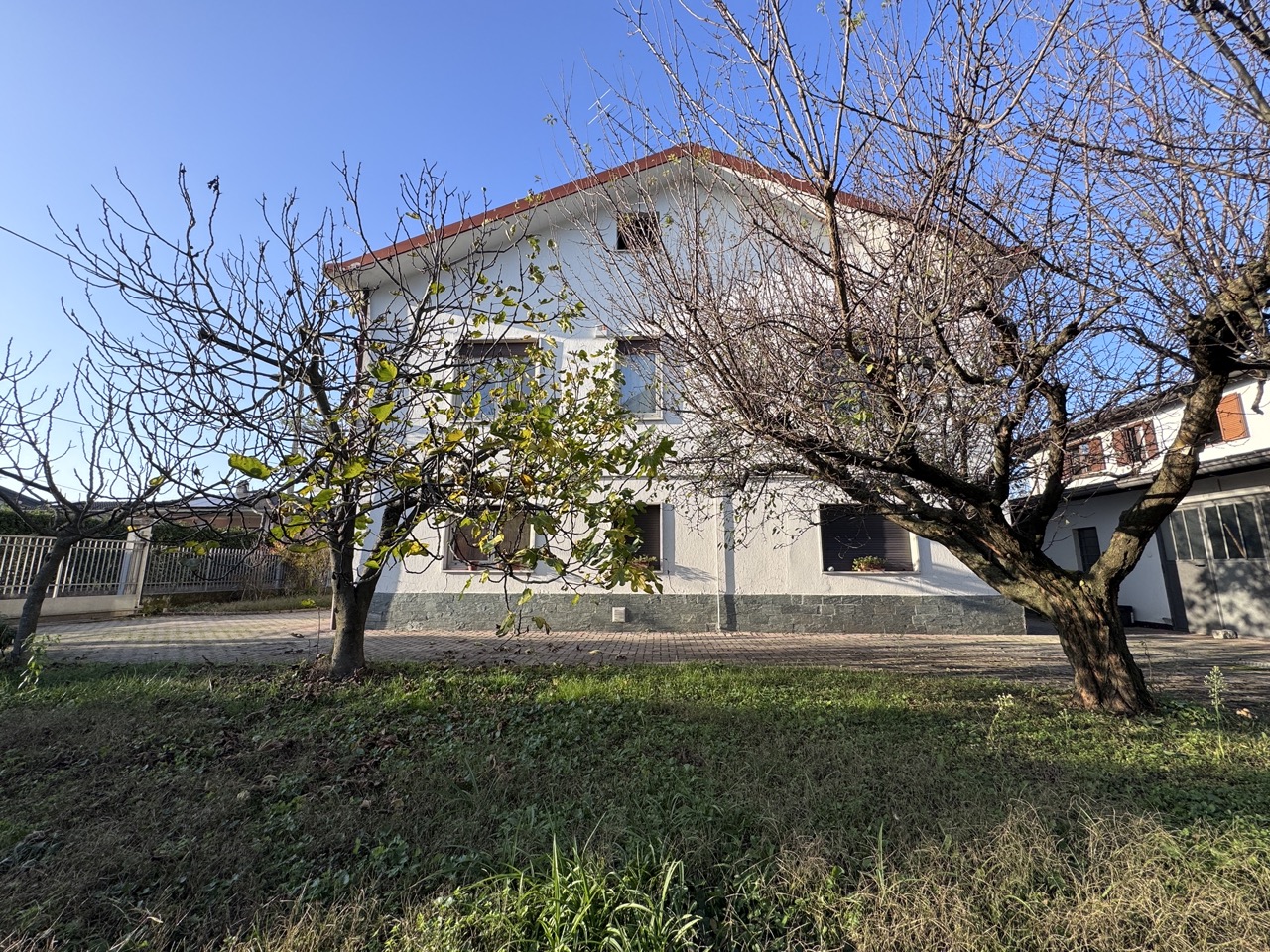 Vedano Olona vendita Villa con giardino